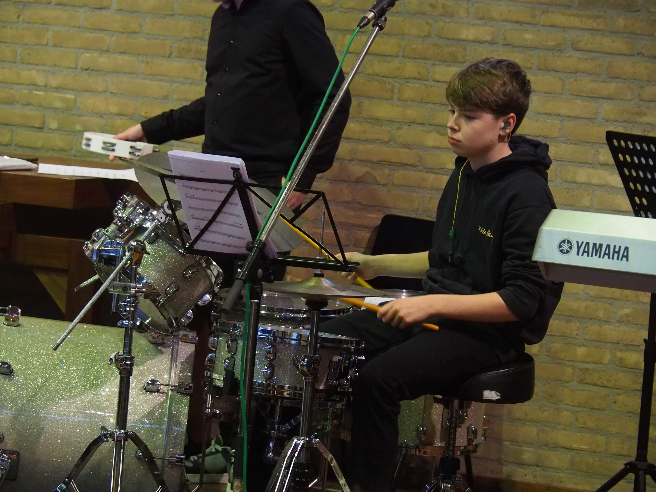 Lid leerlingenorkest Juliana Marken op drumstel