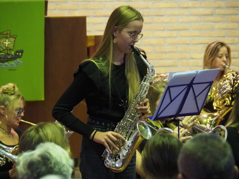 Lid leerlingenorkest Juliana Marken op altsaxofoon